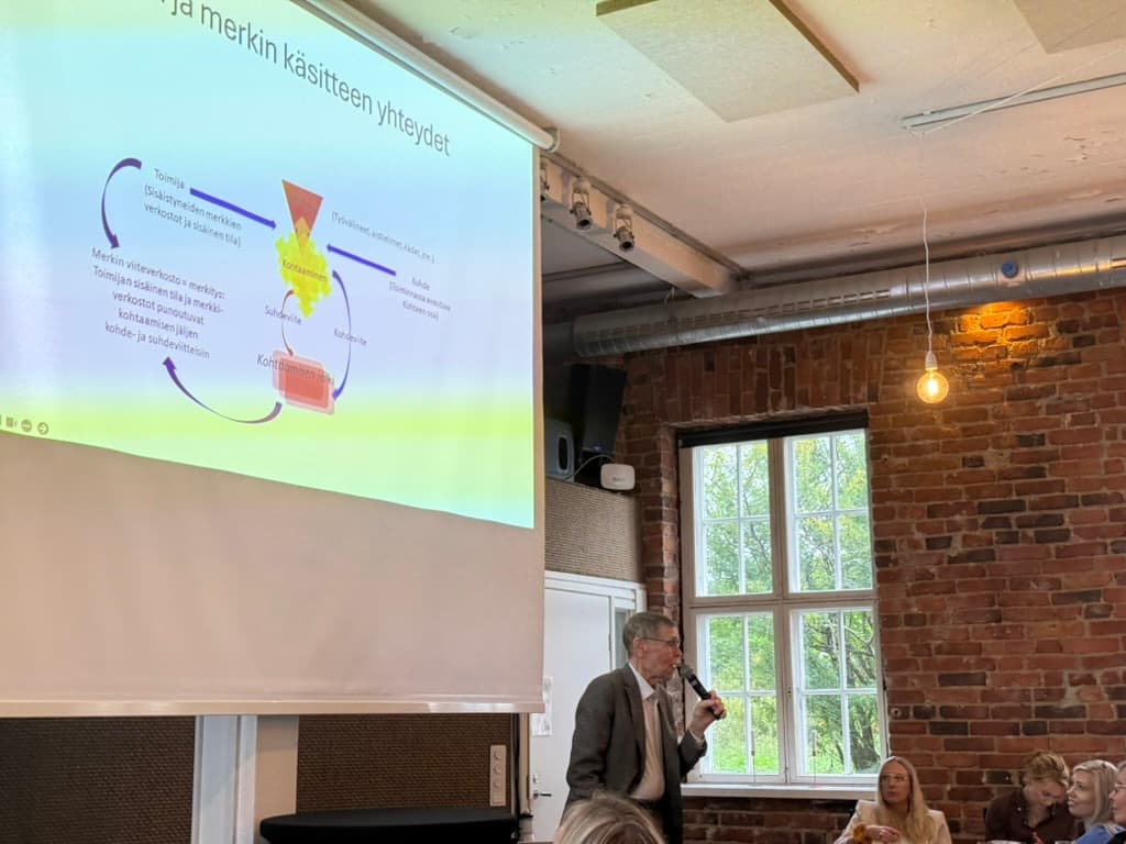 Mikael Leiman presenting on semiotic sign concepts and DSA theory